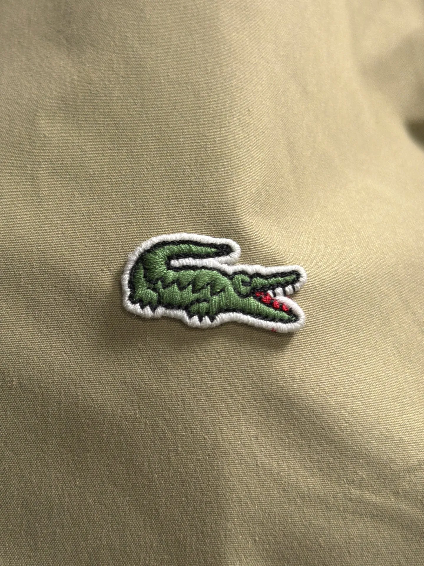 LACOSTE French crocodile Lacoste 2026 Newest Arrival windbreaker jacket. Customized dyed fabrics, overall casual and upscale. The fabric texture is relatively thin, very light, comfortable on the upper body, and suitable for autumn and winter wear. Simple lines, customized hardware zippers, elegant and concise style, lightweight and comfortable to wear, very urban luxury and low-key elegance, with a casual and lazy feeling, the upper body effect is very good, quite wide and stylish, natural drape, simple and elegant! Top luxury Classic The style item is gentle and high-end, quiet but full of power. It perfectly conveys the brand's sense of trend and recognition. The upper body is super cool and stylish, and extremely luxurious. It shows your rank, strength and taste from all aspects! The overall grade is even more obvious. The upper body is comfortable and unconstrained, with a casual and loose effect. Size:48-56